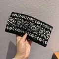 Détail du bandeau tricoté noir avec motif flocon de neige blanc et jacquard géométrique - Noir et Gris
