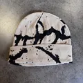Dettaglio ravvicinato del berretto in maglia beige con motivi graffiti astratti neri - M (55-59cm) / Cachi