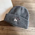 Dettaglio ravvicinato del berretto in maglia grigio scuro con ricamo di cane e lucky things - M (55-59cm) / Grigio scuro