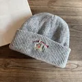 Dettaglio del berretto in maglia grigia con ricamo cucciolo e scritta Lucky Pipregg - M (55-59cm) / Grigio chiaro
