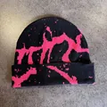 Dettaglio del berretto in maglia nera con motivo jacquard astratto rosa vibrante - M (55-59cm) / Nero Rosso Rosa