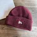 Dettaglio del berretto in maglia bordeaux con ricamo di cucciolo e scritta Lucky ricamata - M (55-59cm) / Borgogna