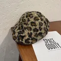 Dettaglio del berretto in lana con stampa leopardata e consistenza morbida - M / caffè