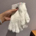 Detail von weichen weißen Plüschhandschuhen mit flauschiger Textur und gepunktetem Saum - Weiß