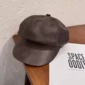 Primer plano de gorra de cuero marrón oscuro que muestra la textura de grano de lichi - M / café