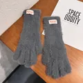 Detalle de mitones de felpa gris con textura suave de visón y etiqueta de marca cosida - Talla única / Medio Dedo / Gris