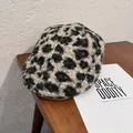 Détail macro du béret en peluche à motif léopard avec texture chaude sur bois - M (55-59cm) / Beige
