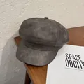 Detalle de gorra de vendedor de periódicos en cuero PU gris oscuro con textura mate - M / Gris