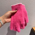 Dettaglio guanti invernali in peluche rosso rosa con texture morbida e polsini a righe - Rosa Rosso