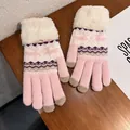 Détail de gants en tricot à motifs de rennes, bordure en fourrure et bouts tactiles - Rose