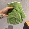 Vista dettagliata dei guanti senza dita in pelliccia sintetica verde con punte colorate - Verde Frutta