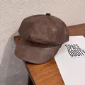 Primer plano de una gorra de repartidor en cuero PU marrón sobre mesa de madera retro - M / Caqui