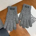 Primer plano de guantes de punto grises táctiles con etiqueta CLASSIC y puños acanalados - Gris claro