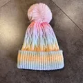 Gros plan sur la maille torsadée et le pompon rose du bonnet d'hiver dégradé - M (54-58cm) / Jaune-Rose