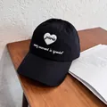 Dettaglio del cappellino in tela nera con ricamo a cuore bianco e scritta Paris - Regolabile / Nero