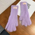 Detalle de guantes de punto afelpado morados con textura de piel sintética y etiqueta - Talla única / Dedo Completo / Púrpura