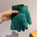 Dettaglio di guanti di peluche verde scuro con bordo in maglia colorato per l'inverno - Verde Scuro
