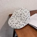 Dettaglio cappello piatto bianco a righe nere con motivi bassotto e ricami sinking - M / Bianco