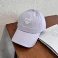 Dettaglio cappellino lavanda con ricamo cuore Paris e scritte su cotone twill - Regolabile / Lavanda