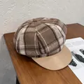 Detail der braunen karierten Wolle und des beigen Kunstleder-Schirms dieser Schirmmütze - M / Khaki Kariert