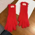 Primer plano de guantes rojos de punto de felpa con textura suave y etiqueta tejida - Talla única / Dedo Completo / Rojo