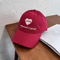 Dettaglio cappellino rosso in cotone con ricamo a cuore e testo Every Moment Is Special - Regolabile / Borgogna
