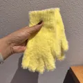 Detail von leuchtend gelben Plüschhandschuhen mit Rippbündchen und weichem Kunstpelz - Gelb