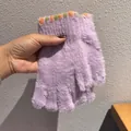 Dettaglio dei guanti in maglia color lavanda con pois arancioni e verdi vivaci - Viola