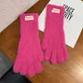 Detalle de guantes de punto de felpa rosa con textura suave y etiqueta de marca en puño - Talla única / Dedo Completo / Rosa rojo
