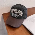 Detalle de gorra de béisbol gris lavado vintage con bordado Capricorn y visera de cuero café - Ajustable / Negro Carbón