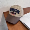 Detalle de gorra vintage con bordado 3D de Capricorn y AC-DC en relieve - Ajustable / Caqui
