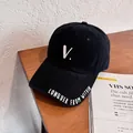 Dettaglio cappello da baseball nero con ricamo 'V' e frase motivazionale sulla visiera - Regolabile / Nero