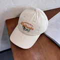 Détail d'une casquette beige en toile avec broderie de chiot mignon et lettrage vintage - Réglable / Blanc Cassé