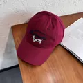 Détail d'une casquette en coton bordeaux avec broderie de chien et texte Authentic - Réglable / Bordeaux