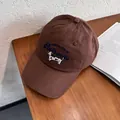 Detalle del bordado de cachorro y texto Authentic en gorra de algodón color café oscuro - Ajustable / café