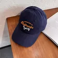 Ricamo dettagliato di un cane cartone animato su un berretto in cotone blu marino - Regolabile / Blu navy
