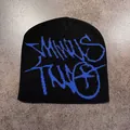 Dettaglio del jacquard graffiti blu Minus Two su un berretto nero streetwear - M (52-59) / Nero e Blu