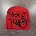 Dettaglio macro del berretto in maglia rossa con motivo jacquard graffiti nero street style - M (52-59) / Rosso