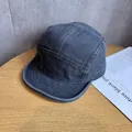 Λεπτομέρεια από το γκρι 5-panel καμβά καπέλο με ενισχυμένες ραφές στο γείσο του - Ρυθμιζόμενο / Γκρι