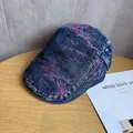 Detailaufnahme der gewaschenen Denim-Schirmmütze mit lila Vintage-Strukturen und Textur - M / Marineblau