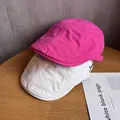 Classici baschi in tela di cotone fucsia e bianco su una superficie in legno sobria - M / Rosa Rosso