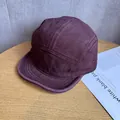 Λεπτομέρεια μπορντό καπέλου camper 5-panel σε ξύλινο τραπέζι με αισθητικό περιοδικό - Ρυθμιζόμενο / Μπορντό