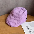 Dettaglio del cappello piatto lavanda con cuciture rifinite e occhielli metallici - M / Viola