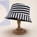 Sombrero de pescador a rayas reversible sobre soporte de madera vintage - Negro