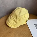 Berretto retrò in cotone giallo su tavolo in legno dallo stile casual vintage - M / Giallo