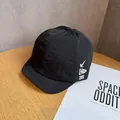 Dettaglio del cappellino da baseball nero a tesa corta ad asciugatura rapida con stampa street - Regolabile / Nero