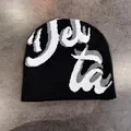 Détail du bonnet en maille noir avec jacquard de lettres blanc et gris style streetwear - M(52-58cm) / Noir