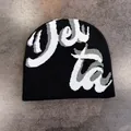 Dettaglio della trama a maglia e dei motivi con lettere 'yeta' sul berretto nero - M(52-58cm) / Base Nera con Lettere Grigie e Bianche (Yeta)