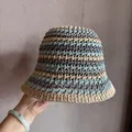 Détail du chapeau cloche au crochet à rayures tissé à la main avec textures de maille - Bleu/Kaki/Gris