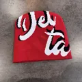 Gros plan sur un bonnet en maille rouge avec lettrage jacquard blanc et détails de texture - M(52-58cm) / Rouge